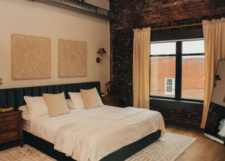 The McKinzie Penthouse! newly renovated 2-King bedroom / 2-bathroom.