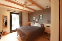 Nature Cabin on private estate and Coast Barcelona with Wellness. Maresme 호텔