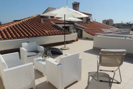 Top floor penthouse apartment with terrace in the historical center, 3 km from the beach Отели в г. Ористано