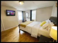 Updated 2 Bedroom with Roof deck and backyard Hotels in 