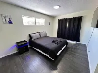 6-bedroom house with AC and WiFi in awesome Las Vegas Goodwill Retail Store and Donation Center附近的飯店
