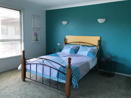 Retreat @ Golden Beach, just metres from the sea Отели в г. Голден Бич