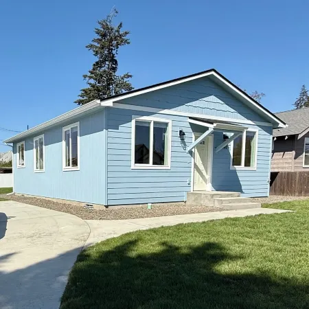 Clean 2 Bed Bungalow, Free Parking, Fast WiFi, Near GU