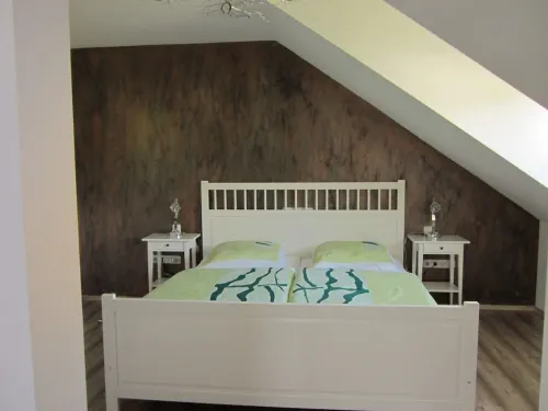 State-of-the-art new, large apartment, up to 6 people, family-friendly, free beach!