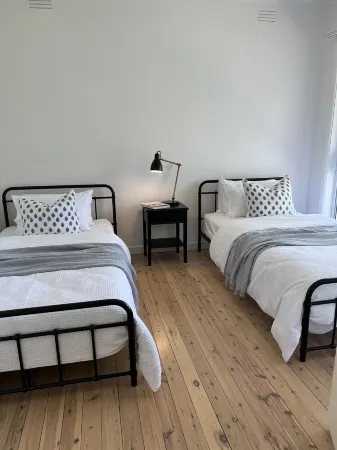 Renovated home close to sports precinct, hospital and short walk to Albury CBD Отели рядом с достопримечательностью «Albury Town Hall»