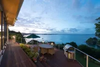 Waterfront Retreat with Inspirational Views Hotels in Russell