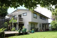 2 seperate sleeping areas, kitchenette & pool. Good for families and groups.