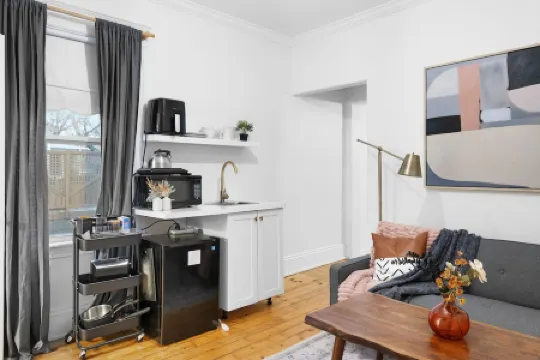 Studio 3 ~ 1 BDRM Apartment, w/ Lounge Area