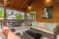 Sloan's Lake Luxury: Fire Pit Fun, Dog-Friendly, EV Charging Hotels in Wheat Ridge