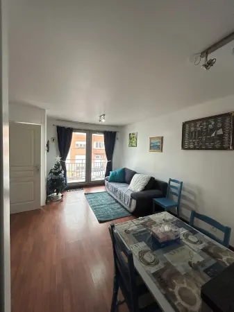 Apartment 38 m2, beach 50 m, balcony Отели в г. Бре-Дюн