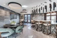 Cozy 2- bedroom with Smart TV’s, AC, WiFi, huge pool in amazing Area of Addison