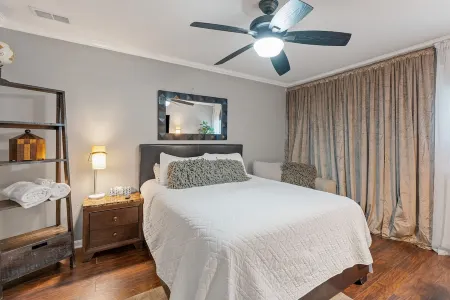 Chic & Elegant Retreat With Pool And FREE Parking Sleeps 16 Guests Отели рядом с достопримечательностью «Ошен Гров Бич»