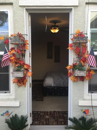 Mini Suite with attached bath non smoking Отели рядом с достопримечательностью «Парк Вельма & Лестер Кинг»