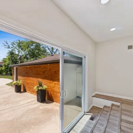 Family fun-house w/POOL & Game Room, 5 min from Airport and Rosement attractions