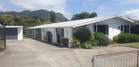 Relax and unwind in the heart of Pohara with the golden sands on your doorstep Отели в г. Похара