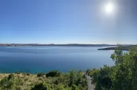 Fe-Wo Valentina by the sea with access to private beach and pool in Cesarica