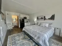 Lindell - Updated Downtown Studio - One Block From Main Street - King Bed!