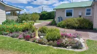 Cosy fully self contained bungalow Отели в г. 