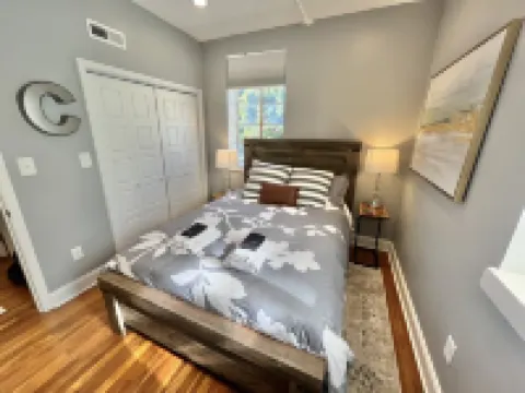 Lovely Historic downtown 2 BR