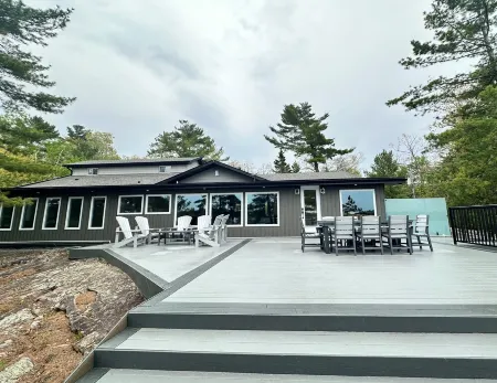 Welcome to HoneyScape - Newly Renovated 5 Bedroom Cottage