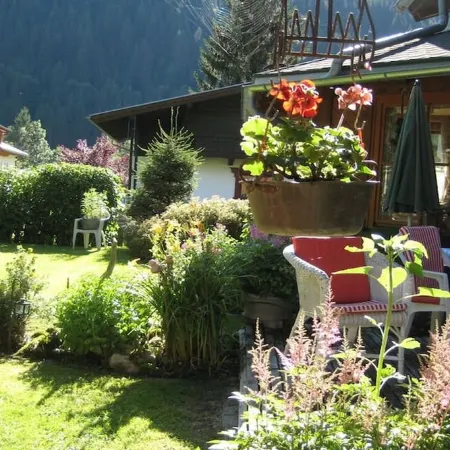 Large app.3-6p,2separate bedrooms,log cabin,cozy,quiet,sunny,close to the center
