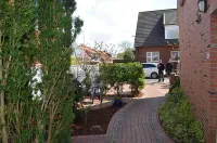 Cozy vacation apartment with terrace Alter Leuchtturm周辺のホテル