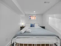 Modern 3 bed house, steps from beach and minutes from wineries. Pet friendly!