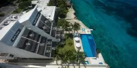 Peaceful Oceanfront condo, Blue&White Calming Vibes, Attentive onsite staff
