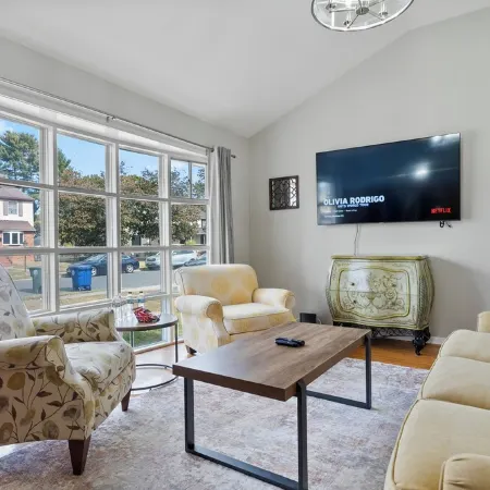 Charming 3-bedroom house in Glassboro with WiFi, AC