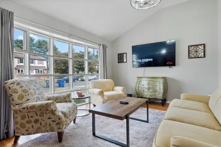 Charming 3-bedroom house in Glassboro with WiFi, AC