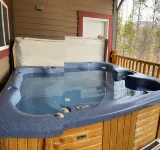 Newly redecorated condo right on the ski hill with private hot tub.