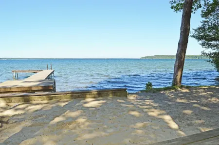 Fantastically situated vacation home for families & dogs, fenced, 200m to Lake Plau Отели в г. Фюнфзеен