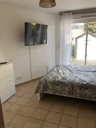 T2 apartment in residence with swimming pool and tennis court