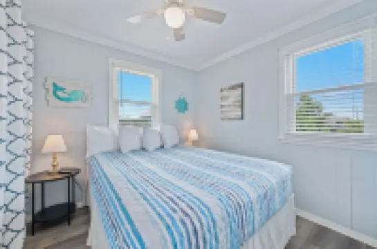 Super Nice Quiet Beach Cottage, Pvt Parking, WiFi, Cozy, Spotless, Comfortable.