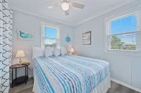 Super Nice Quiet Beach Cottage, Pvt Parking, WiFi, Cozy, Spotless, Comfortable.