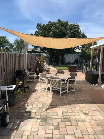 Steps from the beach. This Beach House is a comfy user friendly home. Отели рядом с достопримечательностью «Sugar Mill Country Club»