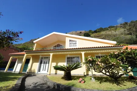 Villa Atlântico | your family&friends retreat Отели в г. Arco da Calheta