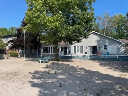 Lakefront Home - Double Lot on Beautiful Sandy Beach Отели в г. Тини