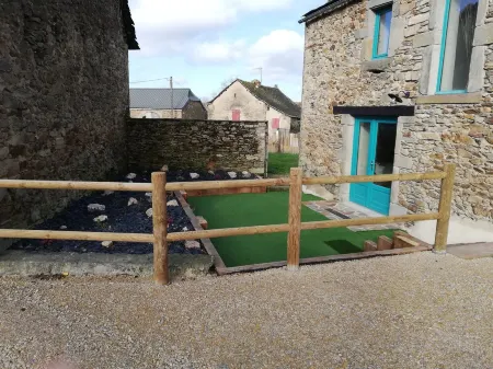 Detached 19th-century farmhouse in the Ségala region of Aveyron