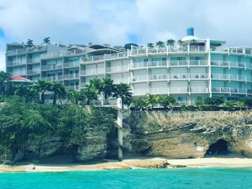 Tranquil Oceanside property: Pools & Direct Beach Access