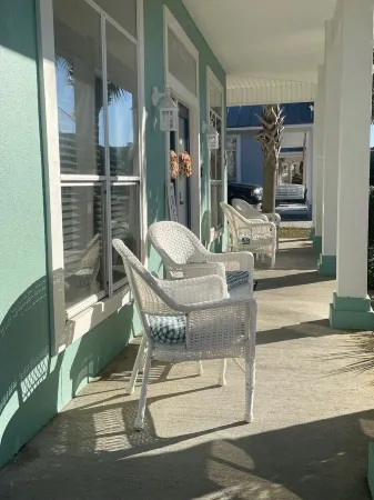 Relaxing beach retreat steps away to beach, pools, hot tub tennis/pickleball!