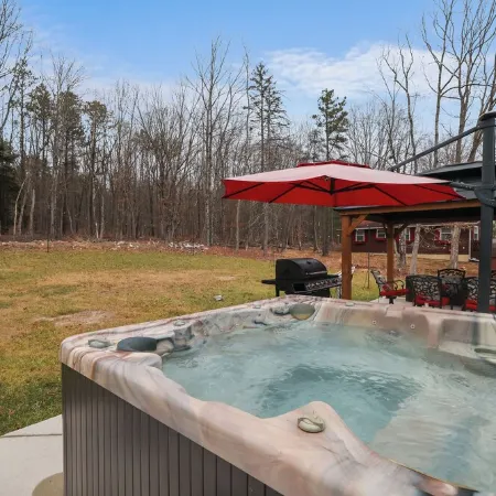 Indian Mountain Getaway-hot tub, lakes ,hiking ,fireplace , pool table