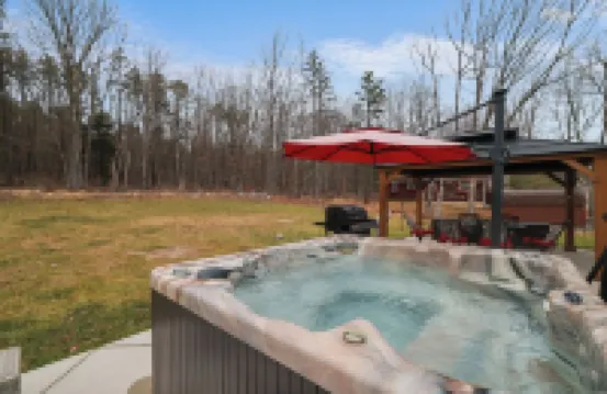 Indian Mountain Getaway-hot tub, lakes ,hiking ,fireplace , pool table