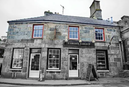 Spacious 3 bed apartment with castle view