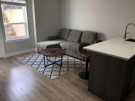 A - Modern Cozy Room w Private Entrance & Washroom