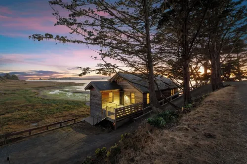 Coastal Zen Escape  Ocean Views • Fireplace • Wi-Fi
