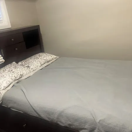 Charming 2-bedroom house in awesome Edmonton with AC, WiFi