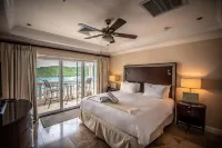 Happy Does- 1 BR Grande Bay Unit with Stunning Views of Cruz Bay! Walk to town!  호텔