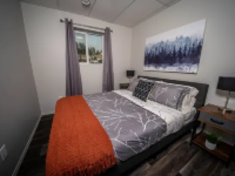 Mountain Views | Air Con | Garage | Large Deck | Nearby Trails | Parking インヴァーミアのホテル