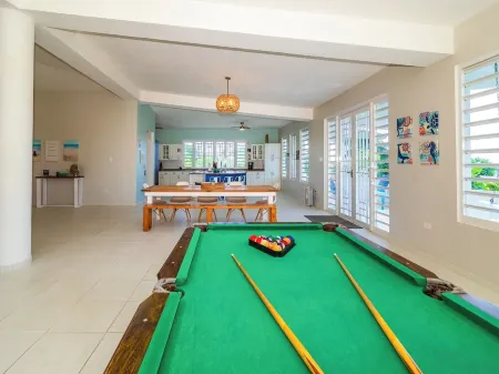 Hideaway with Wraparound Balcony: Beautiful Views, Great Vibes, Family Friendly